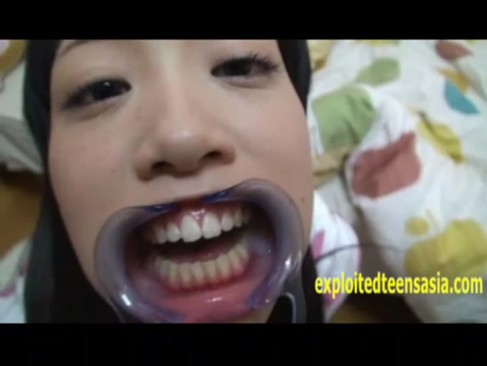 口枷を付けたロリっ娘がフェラ&手コキ→大量顔射されるw