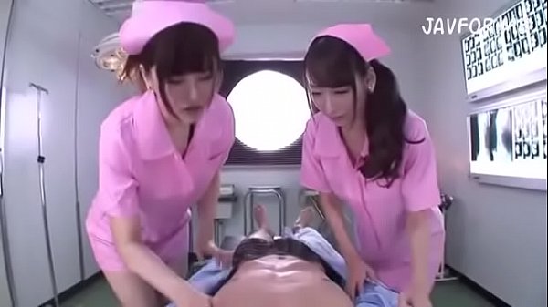 ピンクのエロ看護婦たちが診察台で動けない患者と3Pパコ