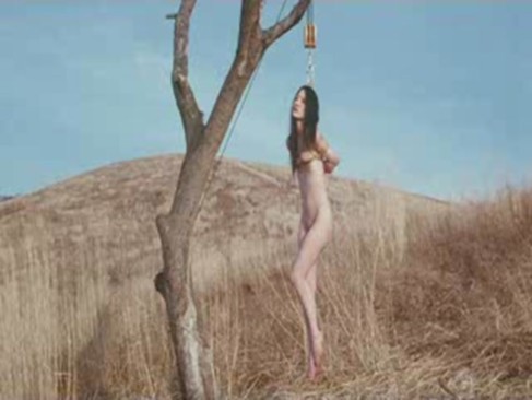 美女を全裸で木に吊るしほったらかしな究極羞恥な放置プレー