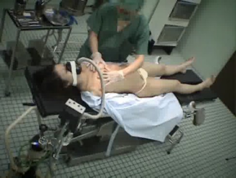 手術前の素人妻を麻酔で眠らせ中出しレイプする鬼畜医師の盗撮動画が流出！