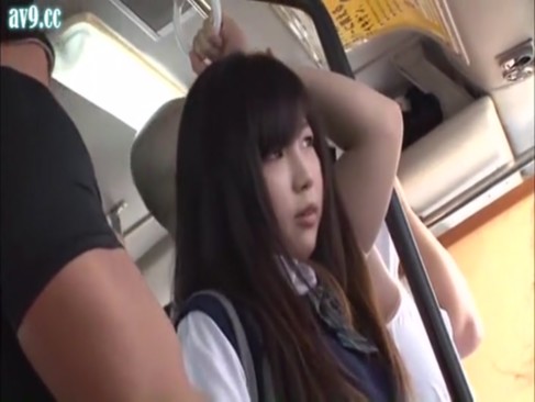 清純な童顔女子高生が、バス内で痴漢グループに手を出されて集団レイプでパコられ、ぶっかけ顔射されちゃう！