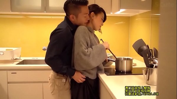 後ろから乳袋を揉まれてすぐに欲しくなってしまう生理前の奥様