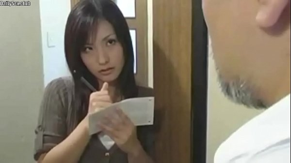 オナニー中に荷物を届けにきた宅配員に色目を使って誘う痴女