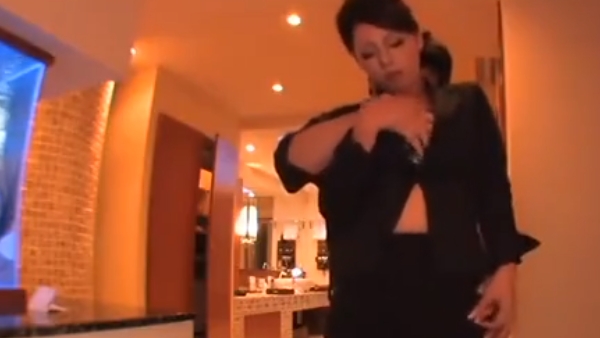 巨乳ムチムチな淫乱痴女がチンポを濃厚なフェラチオや素股、手コキで責めまくる! 村上涼子(中村りかこ、黒木菜穂)