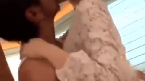 男に縋りつくように奉仕する巨乳お姉さんとの奉仕パコでザー汁たっぷり顔射