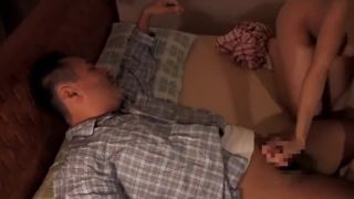 夫婦で来店したマッサ店のおやじ店員に猥褻されて身を許す美人妻