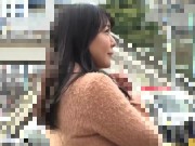 ナンパ男のもっこりチ○ポを虐めるのって興奮しちゃう♪エッチな奥さんが徐々に本性を現す