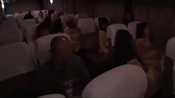 【若月まりあ】夜行バスで痴漢に合うJD、友達にバレたくなくて声を出せない…それを見計らってレイパーは生肉棒挿入