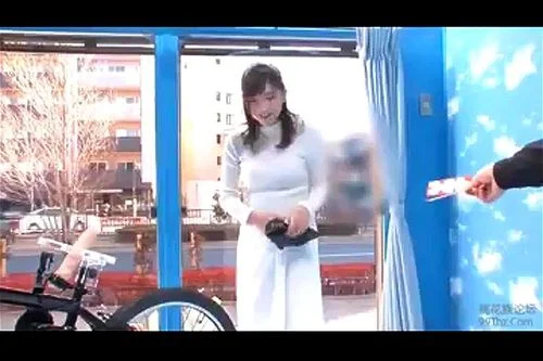 【MM号】エッチなママチャリ奥さんを人妻ナンパしてアクメ自転車に乗車!手マンでイキ潮をまき散らす淫乱妻にザーメン大量発射人妻ナンパのエロ動画