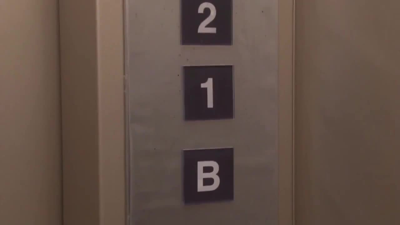 【巨尻JK中出し】エレベーターのドアに挟まれたJKの巨尻とマンコの匂いに我慢できずに生ハメレイプして潮吹きアクメ中出し