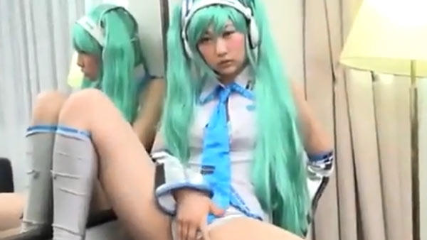 オナニー見せつけ誘ってくる初音ミクなコスプレイヤー