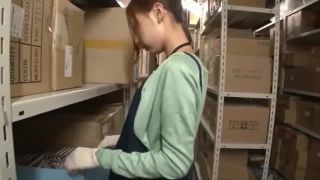 職場のパート妻に媚薬を盛って資材室で中出しハメ！