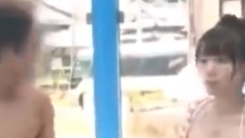 まだビーチに他の友達いるのにMM号で仲良く中出しSEXしだすサークル仲間の男女