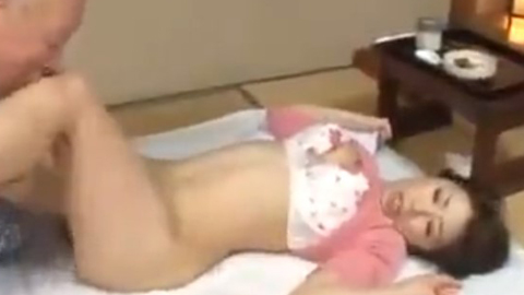 息子の嫁に介護させてはそのまま抱いて中出しするやばすぐじいじ