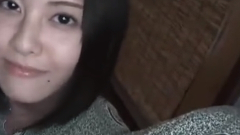 勝手に肉棒出して刺激しては見つめ手コキで尻コキしだすエッチ好きな恋人