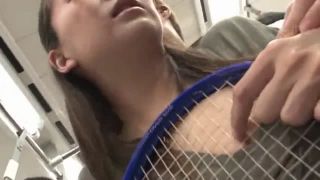 薄い生地のスカートの上から手マンされ、スカートまで濡れちゃうほど感じる痴漢発情ギャル