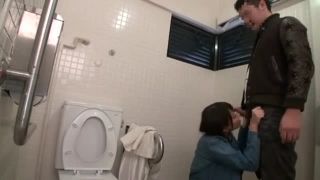 爆乳AV女優浜崎真緒ちゃんと多目的トイレで露出調教SEX♪