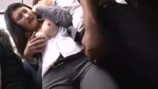 先輩と会話中に痴漢男に責められる美女OL→バレないようにアクメ