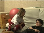 「早くチンコ出してｗ！」ビッチな黒ギャル達が巨根の男子を体育倉庫に連れ込み逆レイプ！