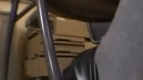 大学推薦欲しさに変態教師を足コキしてあげるギャルJK