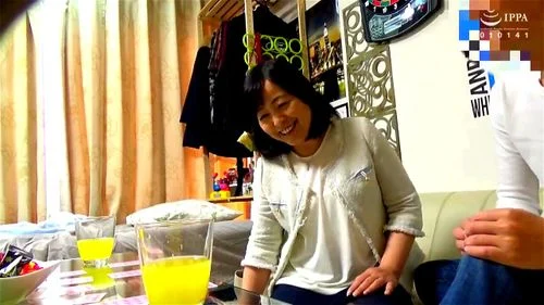 ＜熟女ナンパ＞こちょばくないと言いながらも乳モミには反応するお持ち帰りされた五十路の熟妻。他人チ〇ポで不倫なまぐわい