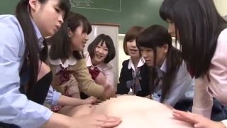 スケベ女子校生達がチェリーボーイおじさんのちんぽをみんなで楽しそうに弄りまくる