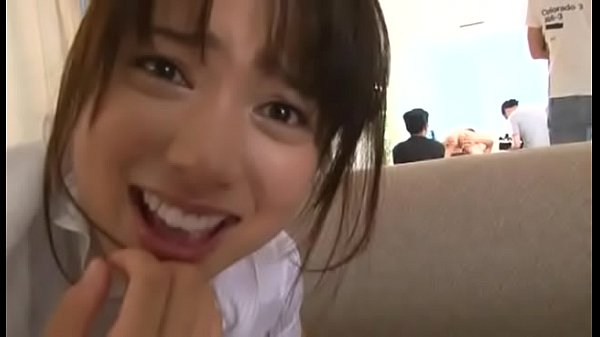 他の女優さんの撮影中で声が出せないのに挿入される美女