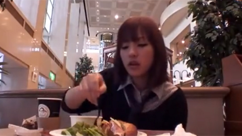 すっごいバキュームフェラしちゃうんだね…茶髪不良女子が野外尺八