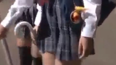 公園で談笑してるJKのパンチラでムラついた男が尾行し玄関ドア開けた瞬間に侵入しレイプ