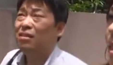 ぽっちゃり妻が旦那の実家に帰省してすぐ玄関先でご両親に見せつけ子作り