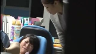 二人で居残り残業のOLがちんこを前に我慢できず３Pファック