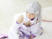 美しすぎる！虚ろな目をしたエミリアコスの神レイヤーと着衣パコ