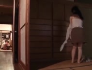 赤ん坊を差し置いてセフレに母乳吸わせて中出しさせるクソ痴女母ｗ