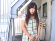 完全にアウトなルックスのロリ娘と青姦でつるつるマンコに中出し！