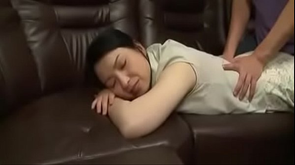 【桐島秋子】表向きは母だが親父の再婚相手で血の繋がりは無い。ある日マッサージを頼まれ…これは誘ってるのか？