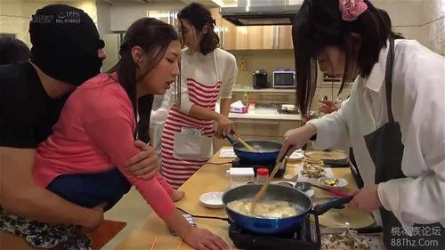 料理教室に通う若妻たちが調理中に生ハメ中出しされるSEXが日常に溶け込んだ世界がこちらｗ人妻中出し乱交のエロ動画
