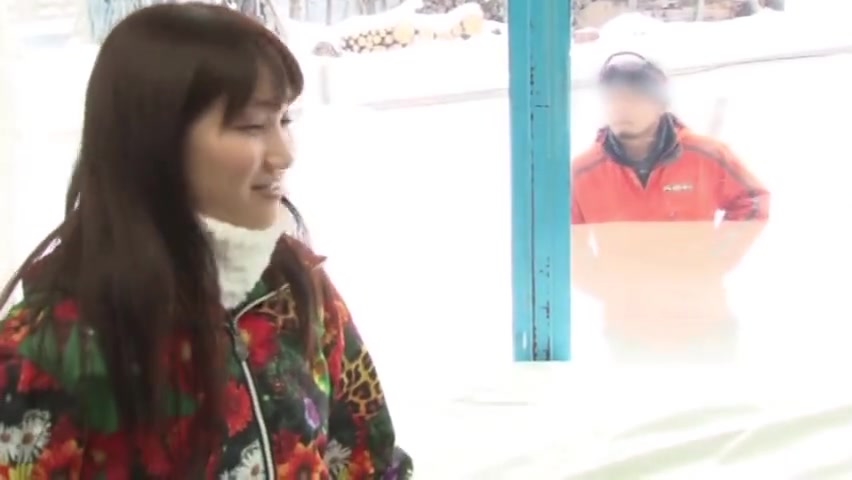 ≪舞咲みくに≫ミラー越しに彼氏がいるのに生チ○ポをクリに擦りつけられ、激烈セックスの刺激に艶肌が紅潮していく姿は必見！