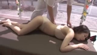 セレブの間で流行り始めた美容サプリです！媚薬のせいでマッサージ前から悶えまくる奥様！マジックミラー号