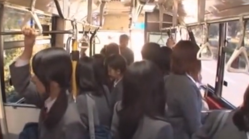 学校行く途中で生ハメしちゃう、真面目そうに見える清純美少女が卑猥過ぎ…