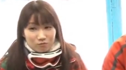 ゲレンデデートしてるカップルのJD彼女に無料エステから半中出しする