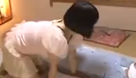 植物人間状態の男に痴女責めしまくって発射させるロリ娘