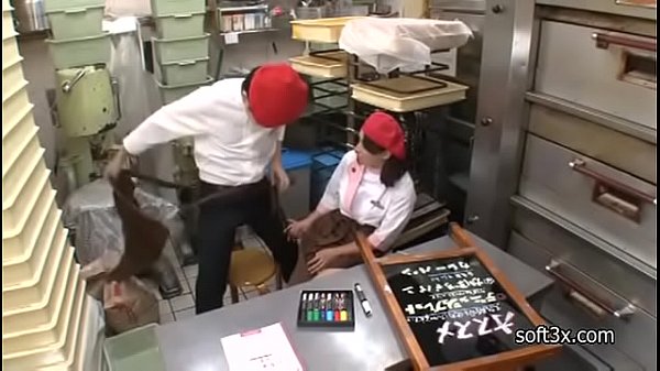 安野由美 「誰か来ちゃうわ…」熟女妻が休憩室でパート先の青年に迫られて不倫SEX！