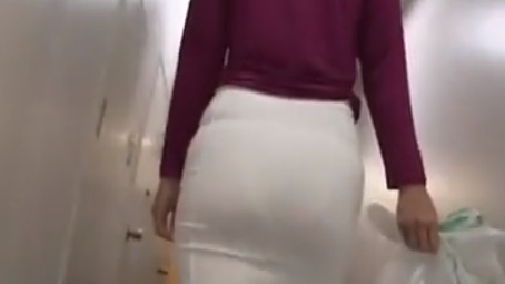 【デカ尻】タイトスカートから透けるパンティもエロい【大場ゆい】 