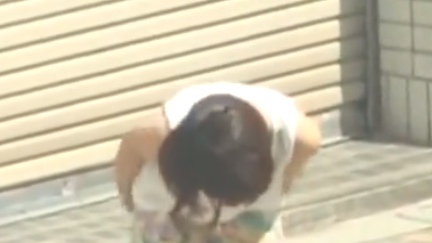 ［痴女］超ラッキースケベ‼『おっぱいでっけぇ～❗』胸元のガッツリ開いた無防備な前かがみ爆乳を思わずチラ見♥