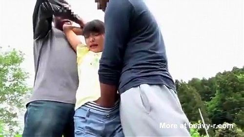 宙に上げられるロリ娘が野外レイプの餌食に