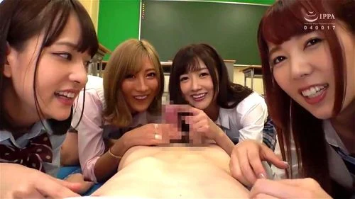 【大槻ひびき・AIKA】ビッチ過ぎるJKが誰も居ない教室内で一人の男子を襲いハーレム性交