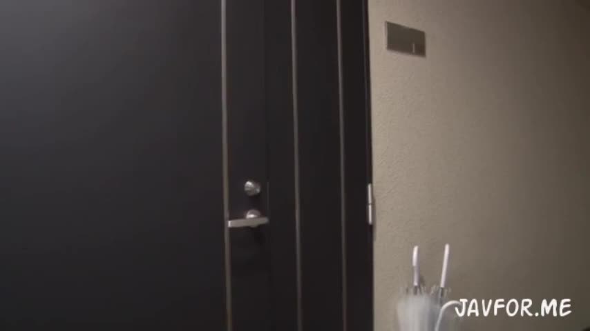 【中出し】怒った旦那に全裸で締め出された美人奥さんを撮影して脅して生生発射したったｗ