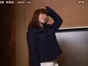 温泉に来ていたママ友グループと大学生グループが旅先で意気投合その内の若妻と男子学生が抜け出し誰もいない女風呂で混浴密会