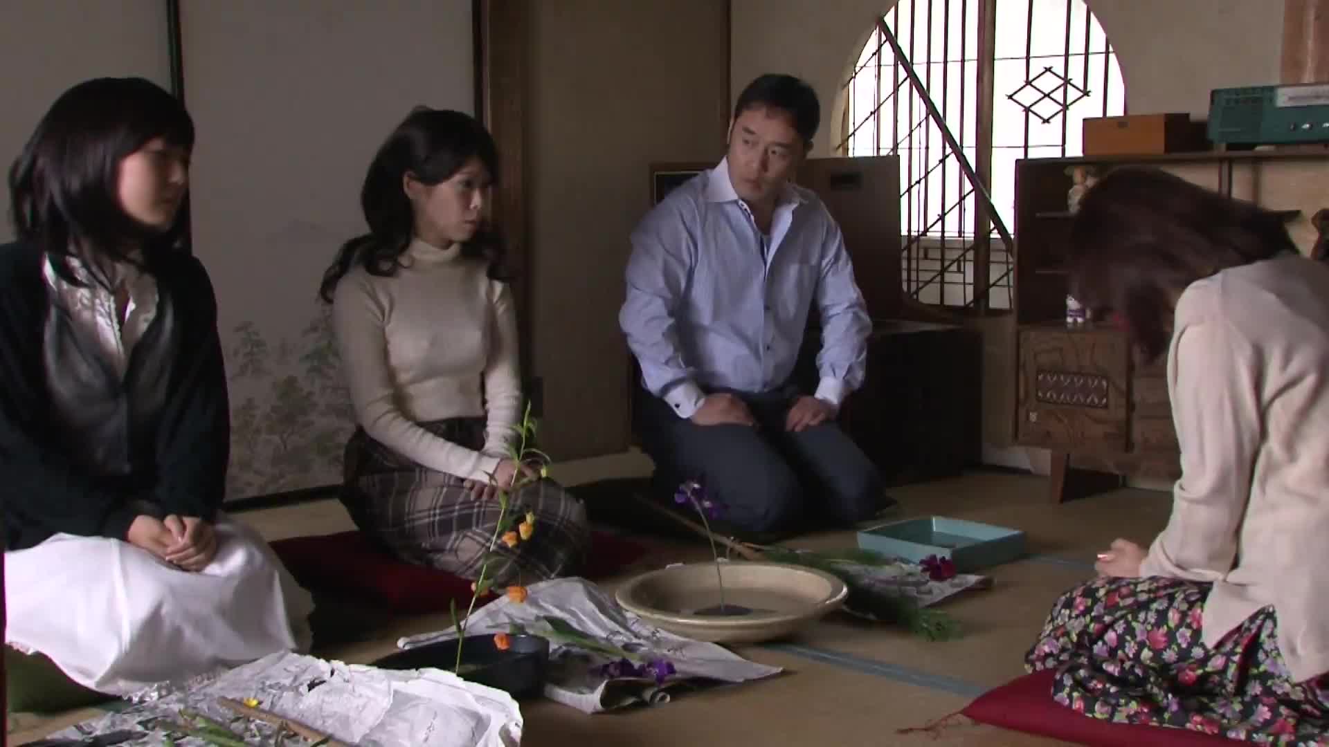 手足を縛られたエロボディお姉さんがディルドピストンに泣き顔で潮吹き