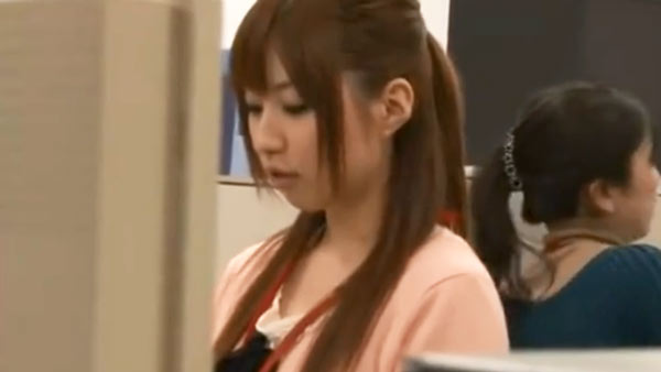 会社の上司に強引に迫られて断れずオフィス内でハメられてしまう美人OL